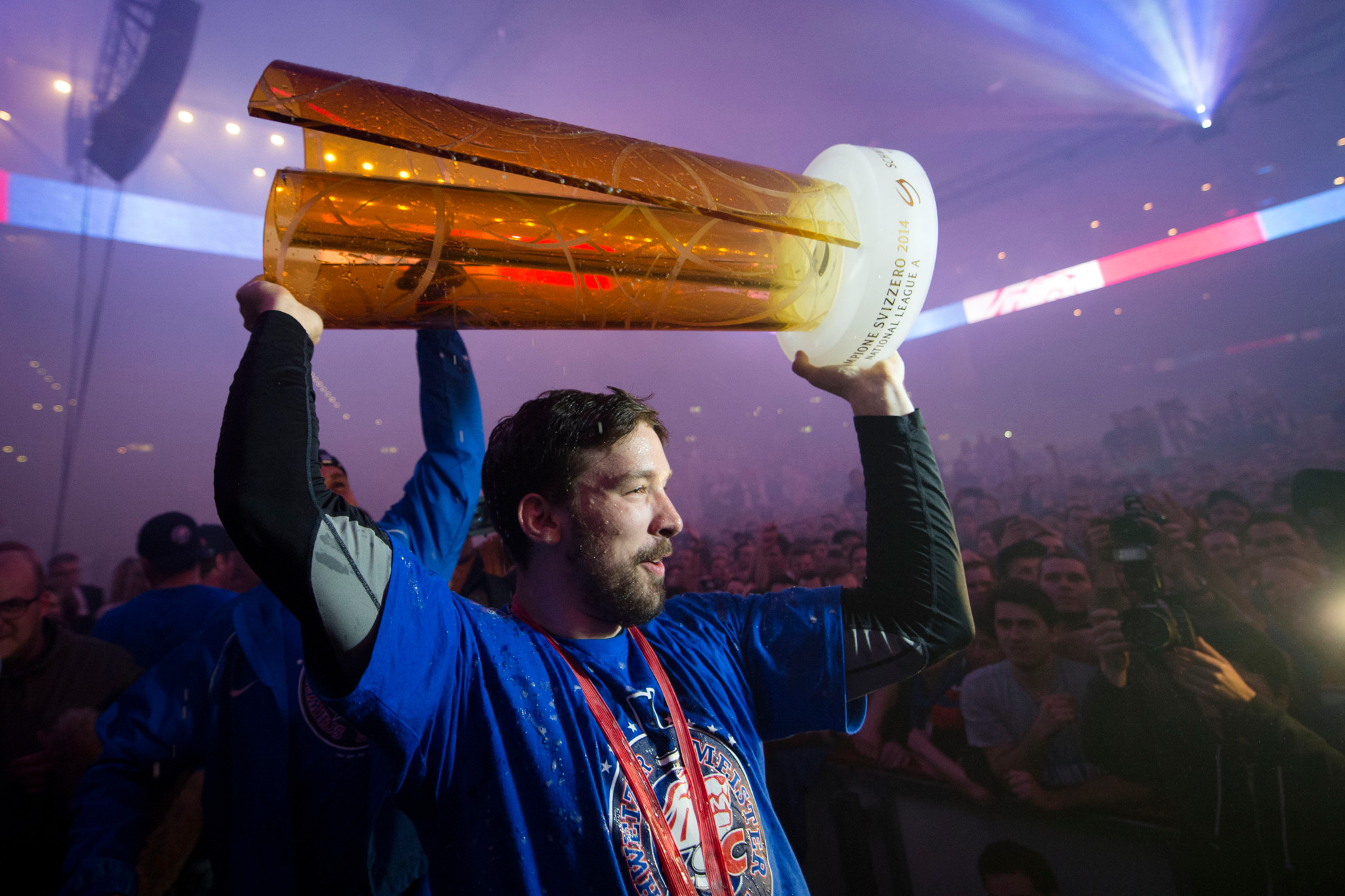20.04.2014; Kloten; Eishockey NLA Playoff Final - Kloten Foyers - ZSC Lions; Patrick Geering (ZSC) mit Pokal an der Meisterfeier im Hallenstadion (Valeriano Di Domenico/freshfocus)