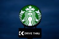Künstliche Intelligenz: Starbucks setzt Kurse von Software-Riesen unter Druck