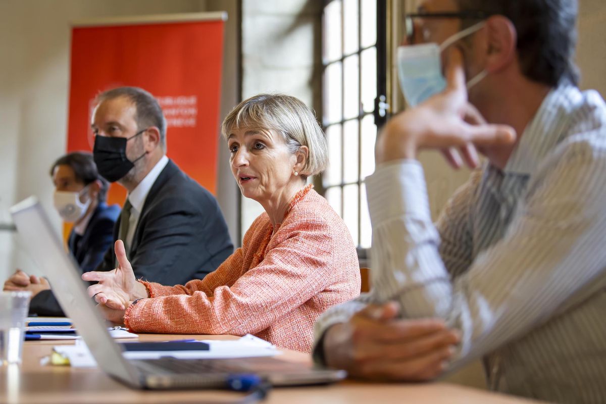Thierry Apotheloz, conseiller d’État chargé de la cohésion sociale et Fabienne Fischer, conseillère d’État chargée de l'économie et de l'emploi s'expriment lors d'une conférence de presse sur le lancement d'une campagne de sensibilisation en faveur de l'assainissement du secteur de l'économie domestique.