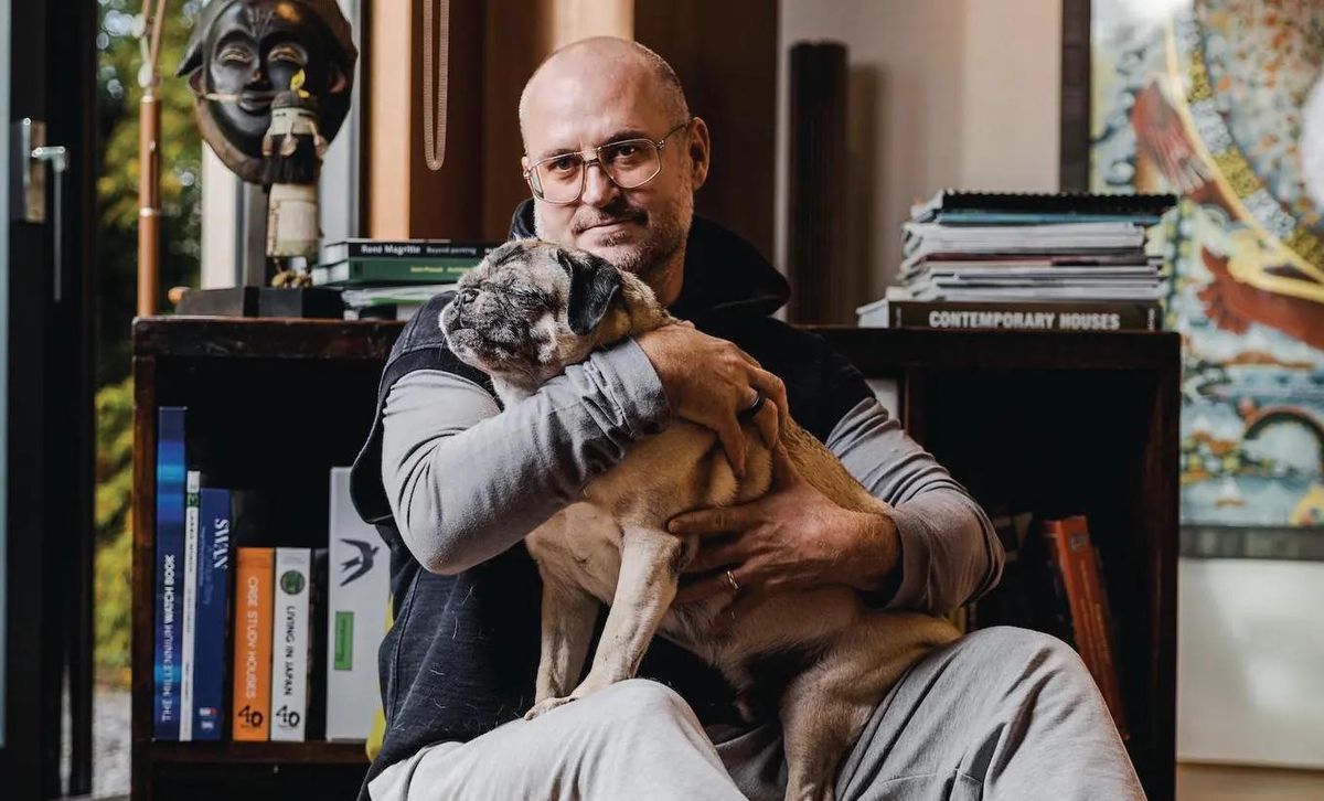 L’entrepreneur suisse Gian Bochsler dans sa résidence de Versoix (GE) en compagnie de son chien Louis. 