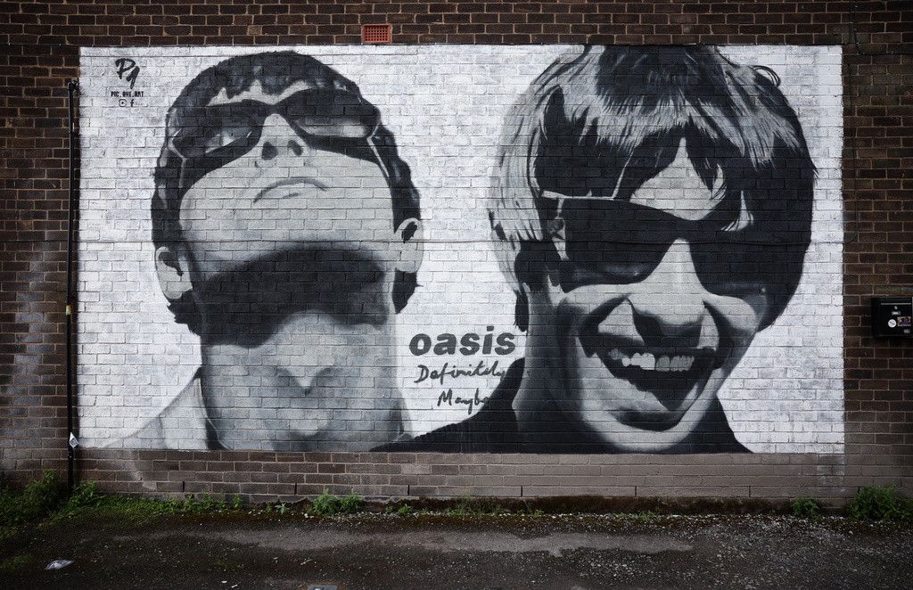 Peinture murale de Liam et Noel Gallagher du groupe britannique Oasis près de Sifters Records à Manchester, marquant le 30e anniversaire de leur album 'Definitely Maybe'.