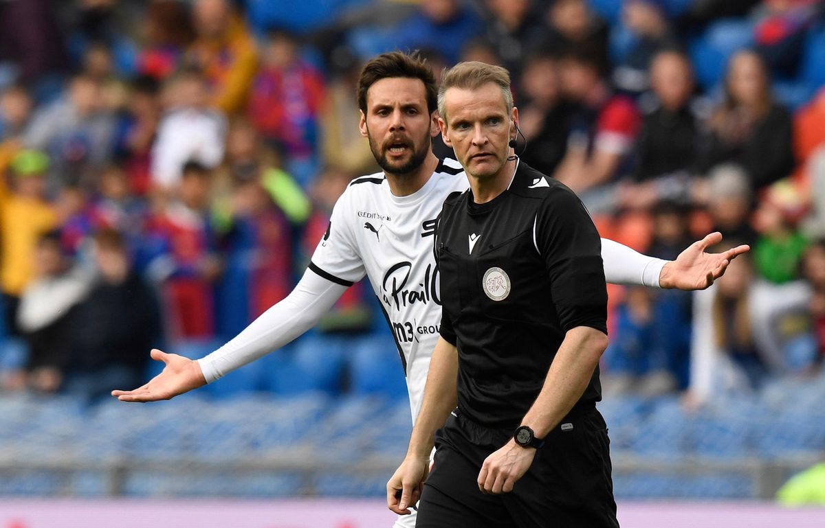 L’agacement de Vincent Sasso à l’égard de M. Bieri dimanche à Saint-Jacques.