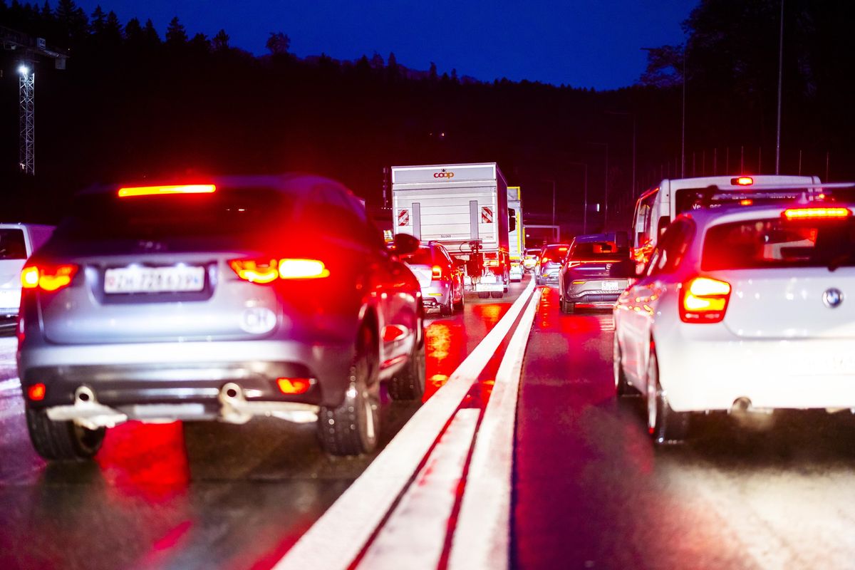 Embouteillage de voitures et camions sur l’autoroute devant le tunnel Gubrist à Zurich Affoltern, le 28 novembre 2024.