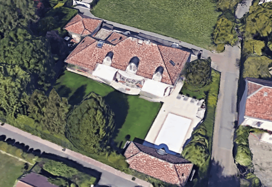 La maison – avec ses annexes et sa piscine de 50 m² – a été vendue pour 10,5 millions.