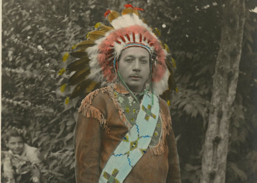 Un chef iroquois fascine Genève et Lausanne