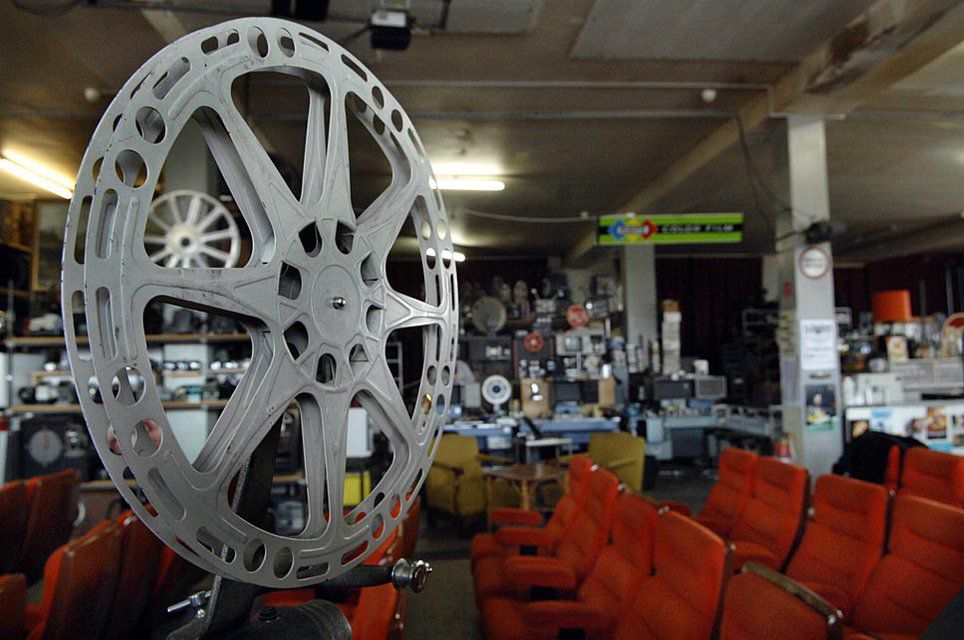 ...Kinozubehör, Filmen, Werbematerial. in der Datenbank sind allein über 15'000 Filmdosen erfasst. 