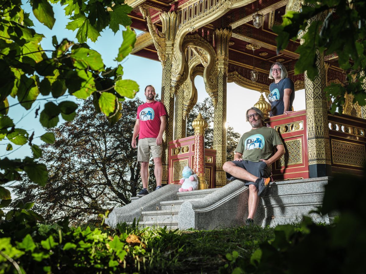 Les pingouins ténébreux, équipe de passionnés d'escapes games. De gauche à droite: Laurent Bucher, Mathieu Perrenoud et Stéphanie Noverraz.