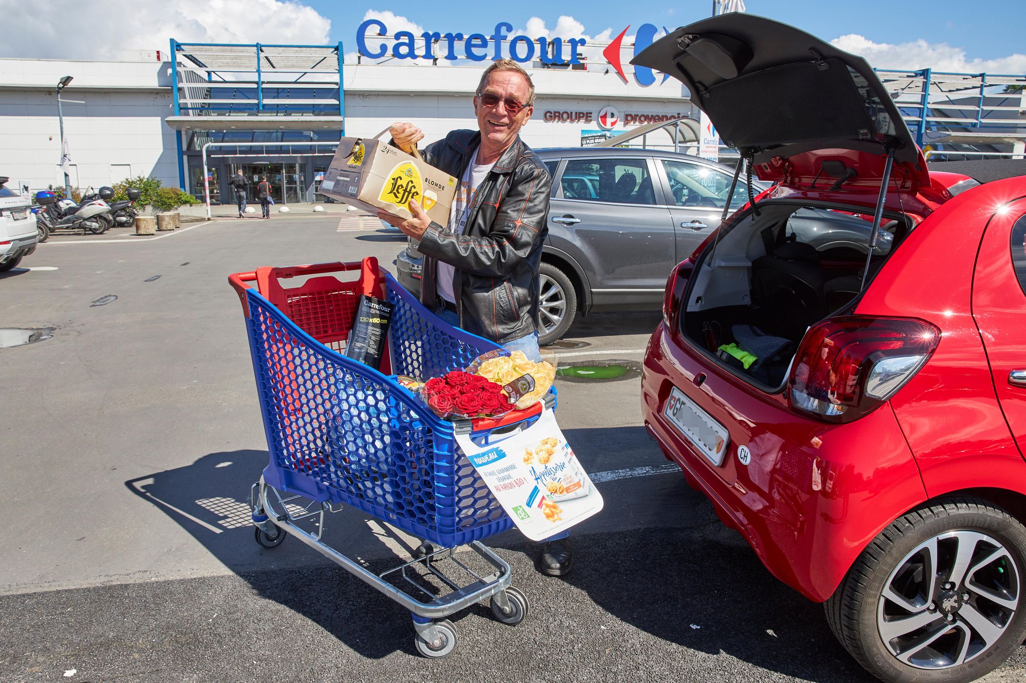 Claude, de Versoix, sur le parking du Carrefour, est ravi de ses achats en France voisine.