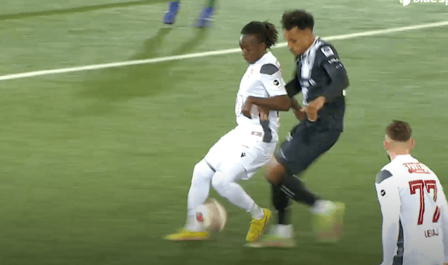 Hier patzt Aarau gleich zweimal und hat am Ende ganz viel Glück