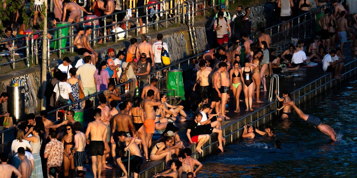Realit-tscheck-in-der-Badi-Speckr-llchen-Bierb-uche-und-alle-sind-gl-cklich