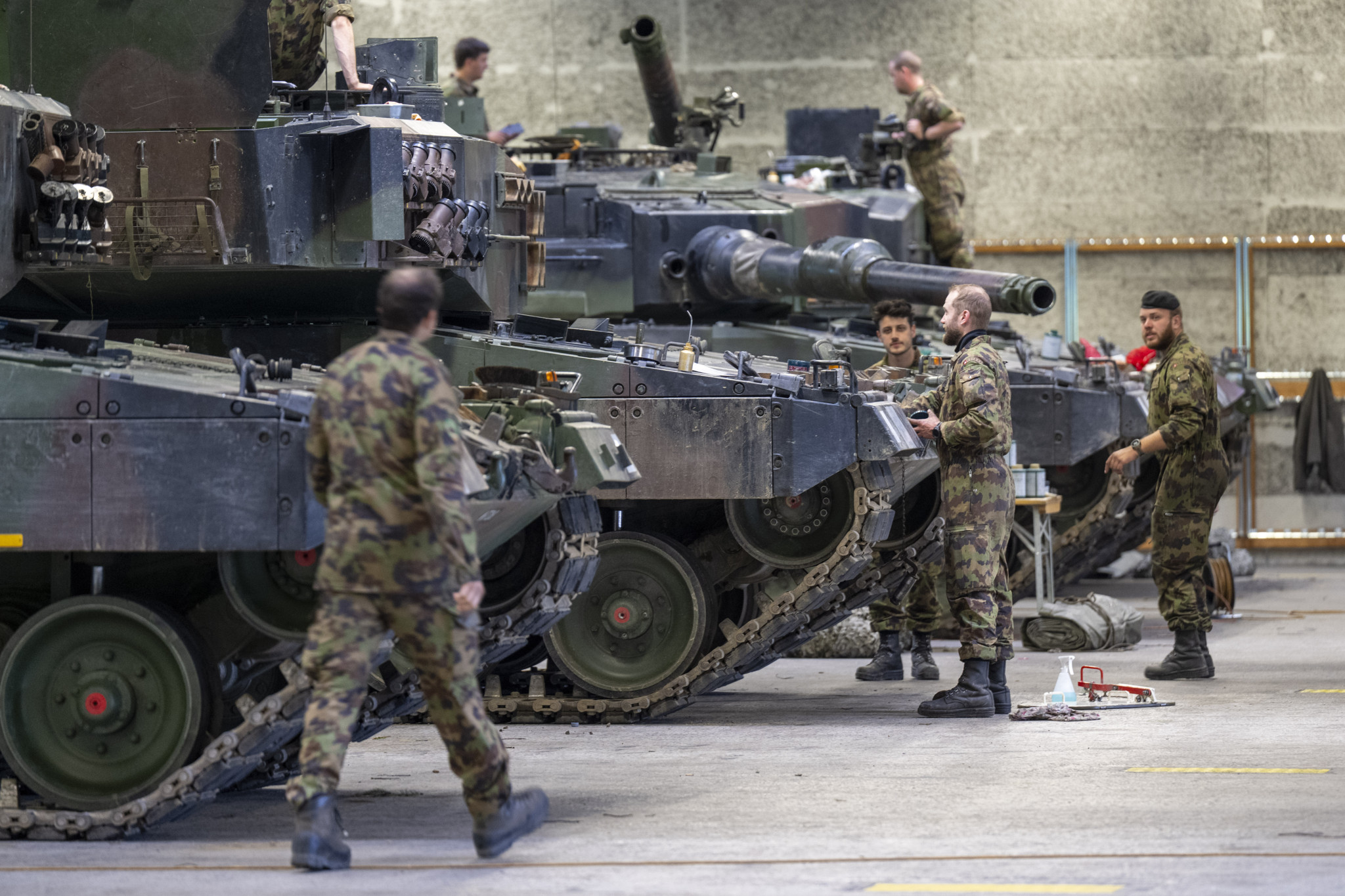 Schweizer Armeeangehörige bei der Instandsetzung von Leopard-Kampfpanzern in Thun, während der Übung TRIAS 25.