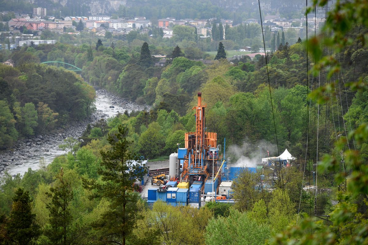 Lavey, 25 avril 2022. Mis en place pour Romande Energie, le Chantier de forage géothermique profond de Lavey, permettra de fournir de l'électricité aux bains de Lavey ainsi qu'à 900 ménages. En fond, la ville de Saint-Maurice. 24HEURES/Chantal Dervey