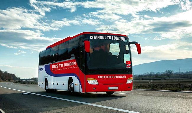 Roter Bus vor der Tower Bridge in London.
