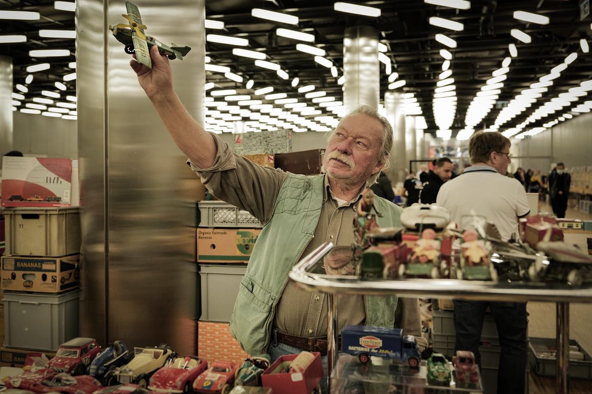 Les collectionneurs n’ont rien perdu de leur âme d’enfant. Ici, José Mayor et sa reproduction miniature d’un avion du XXe siècle.