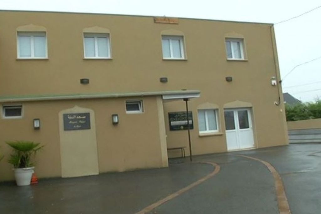 Deux blessés, dont un imam, devant une mosquée