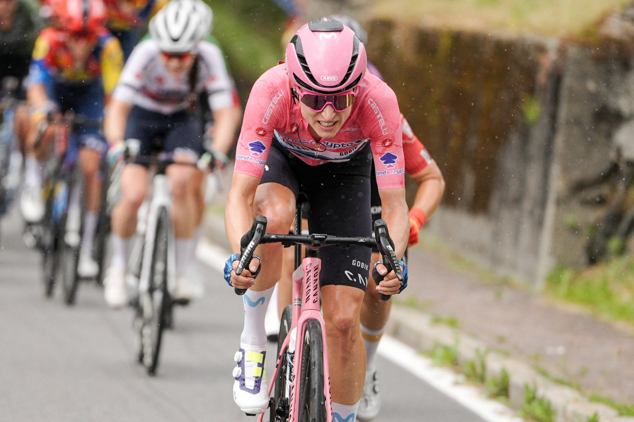 Marlen Reusser vom Movistar Team im rosa Trikot während der 2. Etappe des Giro d’Italia Frauen, von Clusone nach Aprica, Italien, am Montag, 7. Juli 2025.