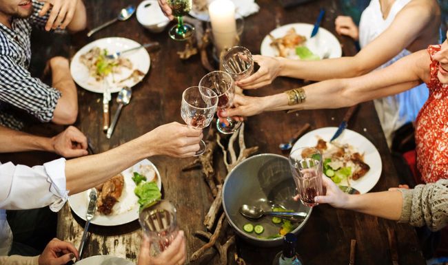 Menschen prosten sich zu