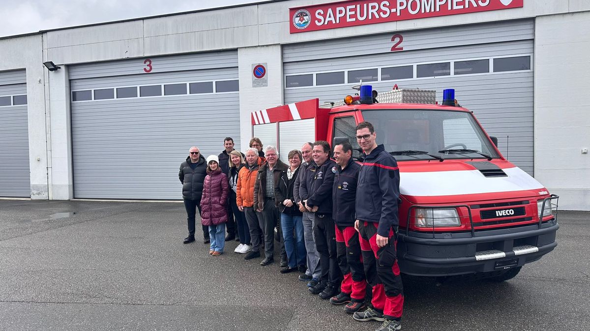 Les pompiers devant leur camion qui part sur le front en Ukraine