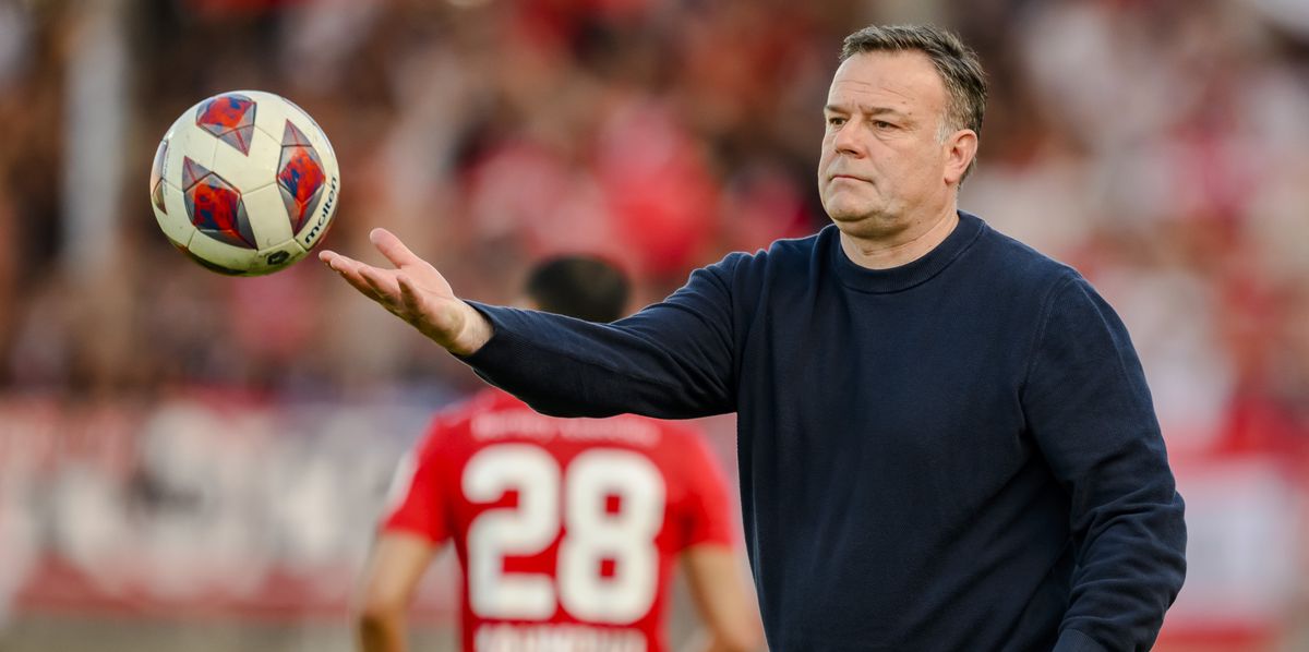 L'entraineur de Winterthour Patrick Rahmen lors de la rencontre du championnat de football de Super League entre le FC Stade Lausanne Ouchy et le FC Winterthur le dimanche 14 avril 2024 au stade olympique de la Pontaise a Lausanne. (KEYSTONE/Jean-Christophe Bott)