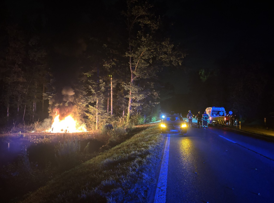 Accident en Argovie: Des témoins sauvent quatre jeunes d’une voiture en flammes