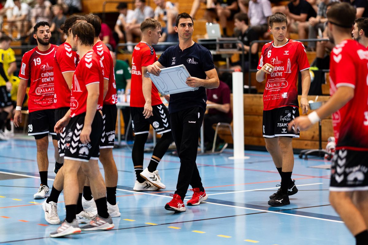 L'entraineur Juan Basmalis Gomez (Chenois) au milieu de ses joueurs, durant le match de Quickline Handball League entre le CS Chenois Geneve Handball et le TSV St. Otmar St. Gallen, le dimanche 17 septembre 2023 au Centre Sportif de Sous-Moulin, a Thonex (Bastien Gallay / GallayPhoto)