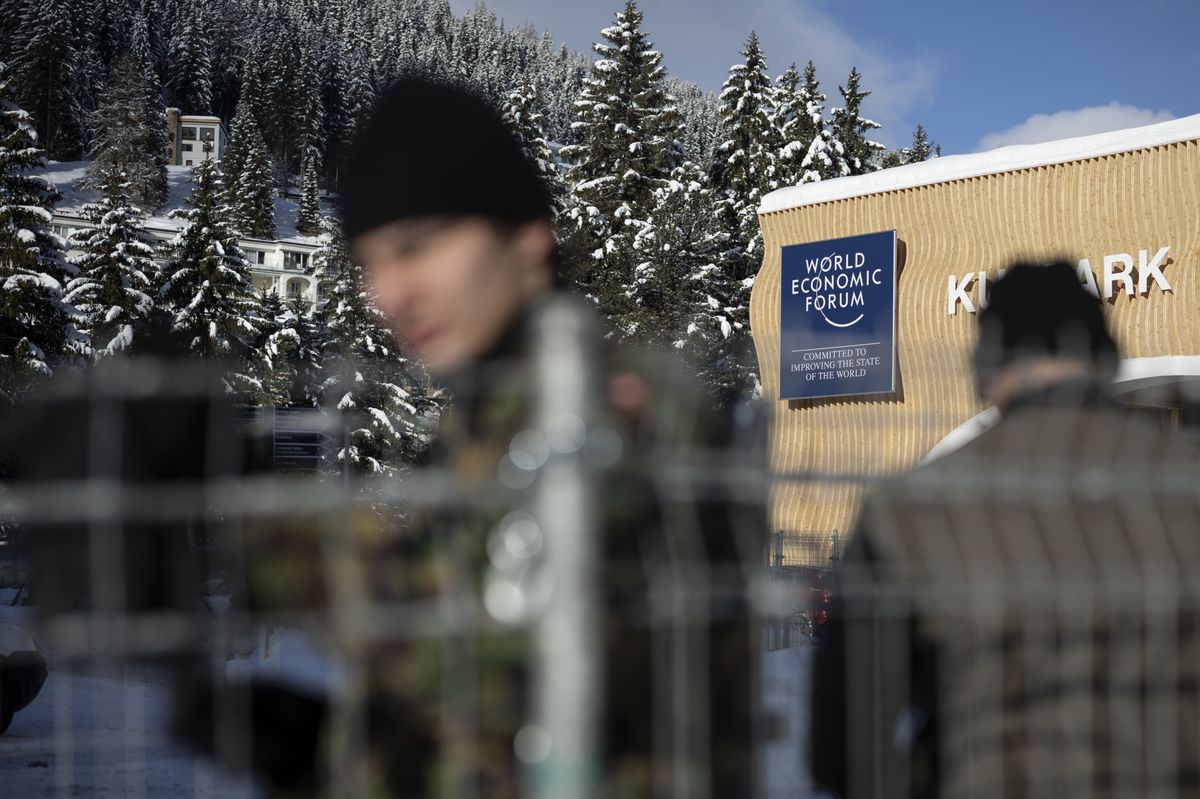 Angehoerige der Armee stellen Zaeune auf vor dem Kurpark, aufgenommen am Montag, 8. Januar 2024, in Davos. Kommende Woche beginnt hier das Weltwirtschaftsforum WEF unter dem Leitsatz "Rebuilding Trust". (KEYSTONE/Gian Ehrenzeller)