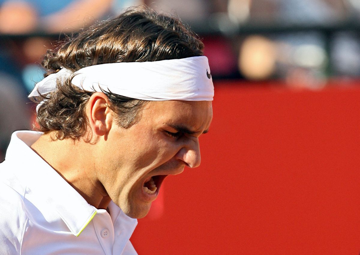 Roger Federer of Switzerland exults after winning against David Nalbandian of Argentina, at the end of their semi-final of the ATP Rome Masters of tennis, in Rome, 13 May 2006. Federer won 6-3, 3-6, 7-6(7-5).  AFP PHOTO / Alberto PIZZOLI (Photo by Alberto PIZZOLI / AFP)