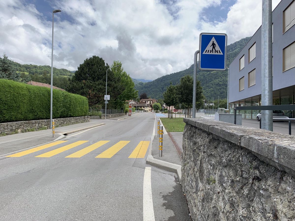 En juin 2019, un enfant de 5 ans venait de s’élancer en trottinette sur ce passage piéton de Bex -de droite à gauche- , sis devant son école, lorsqu’il a été violemment percuté par un automobiliste ivre de 38 ans.