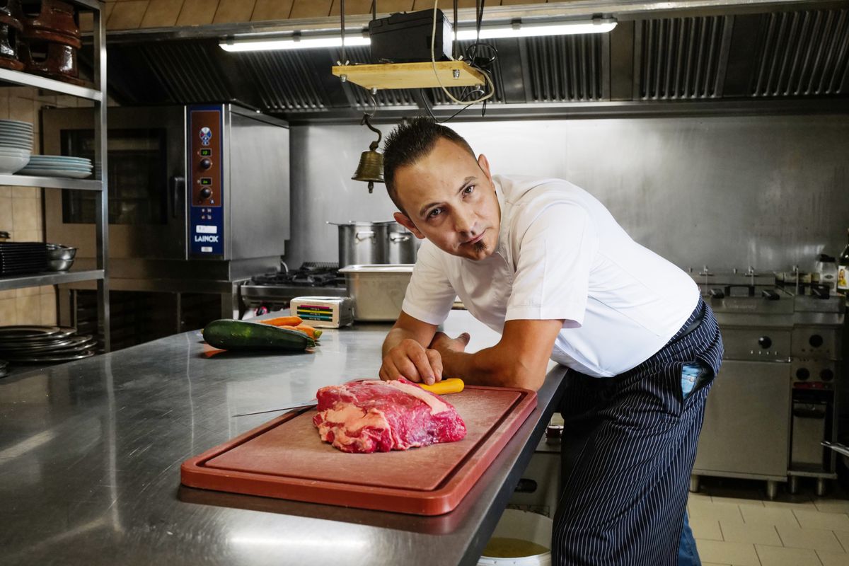 Valentin Bejibaru Florin, dit «Valli», chef de cuisine du restaurant de La Chaumaz, à Russin.