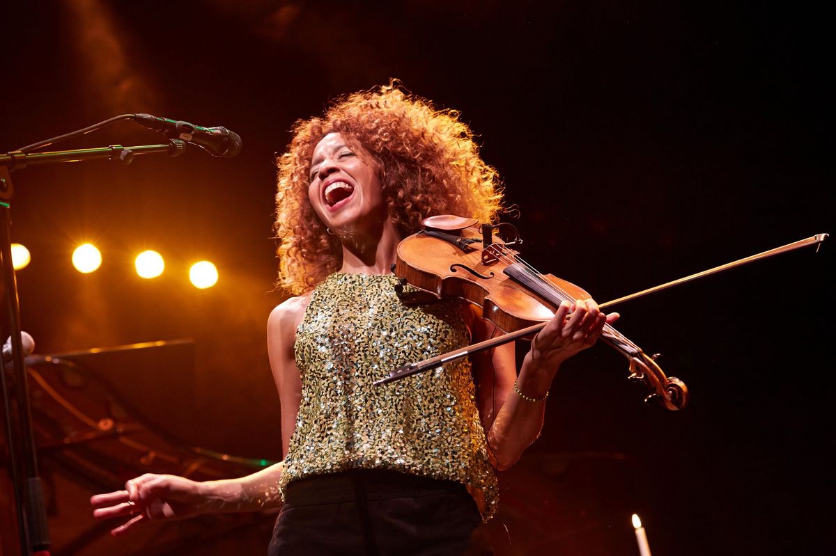 La violoniste cubaine Yilian Canizares viendra jouer au premier festival de jazz de Saint-Cergue le dimanche 28 août 2022, sur la scène du Vallon.