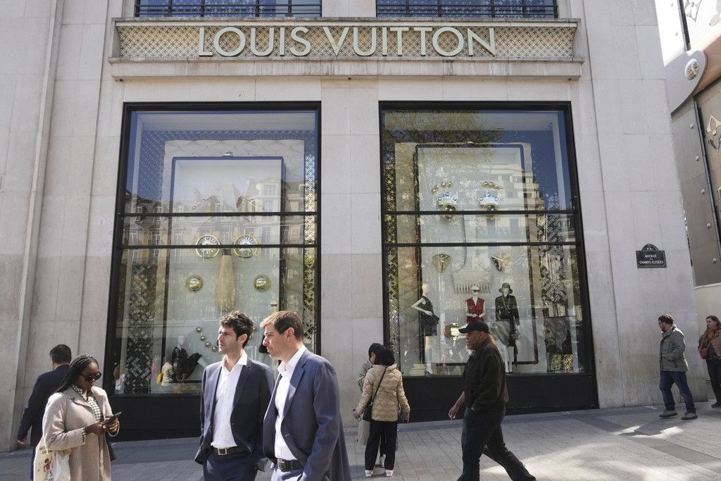 Paris: une boutique Louis Vuitton braque  la voiture-blier