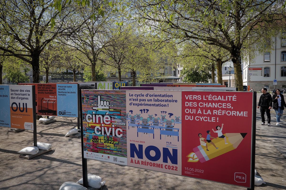 Genève, les affiches de votations du 15 mai 2022 sur le Cycle d'orientation. Photo: LAURENT GUIRAUD