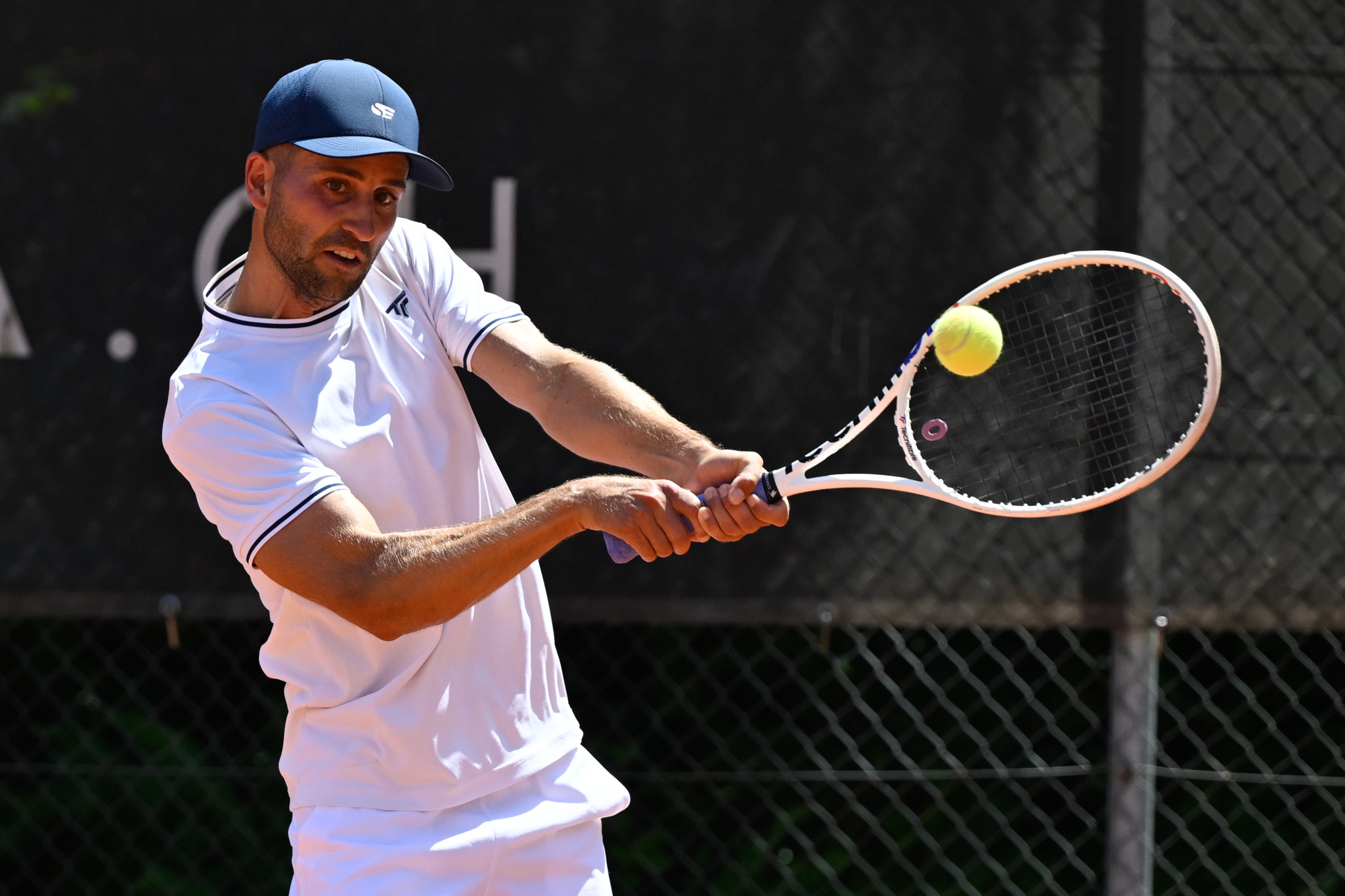 Sandro Ehrat (Belvoir) schlägt einen Rückhand-Volley beim Tennis Interclub NLA Senioren-Finaltag in Burgdorf.