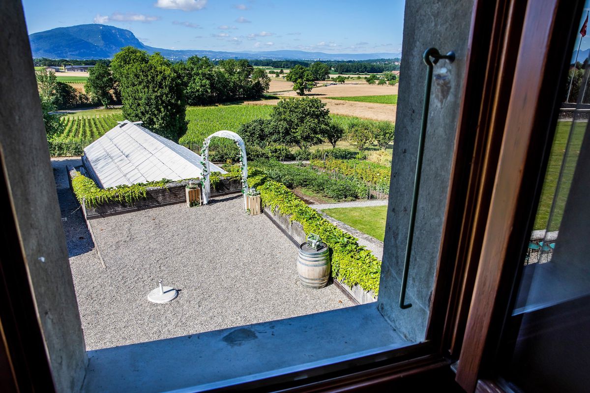 La vue depuis une chambre du château du Crest à Jussy.
