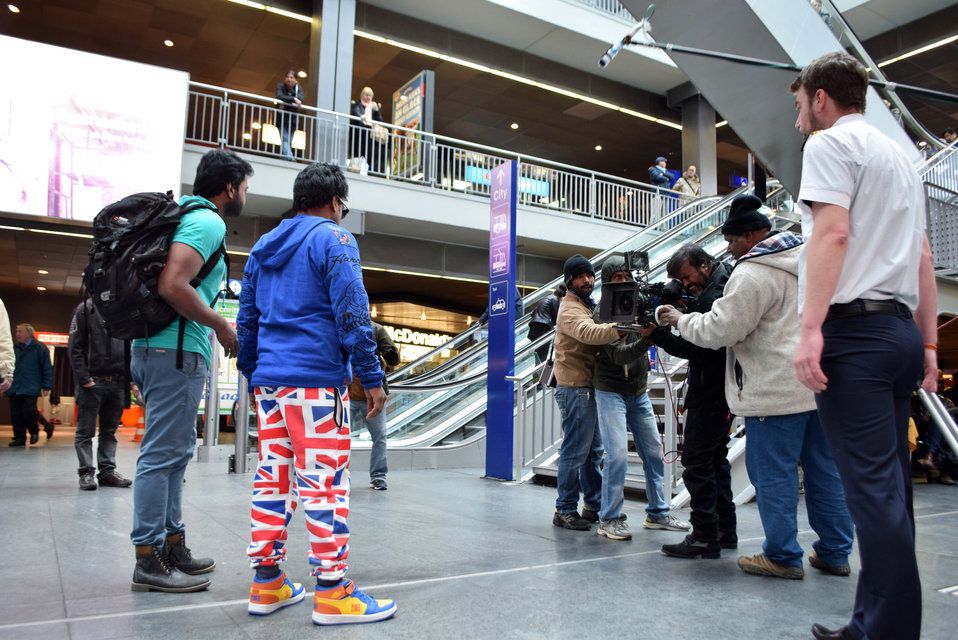 Die Schauspieler in Position inmitten des Treffpunkts des Bahnhof Berns. 