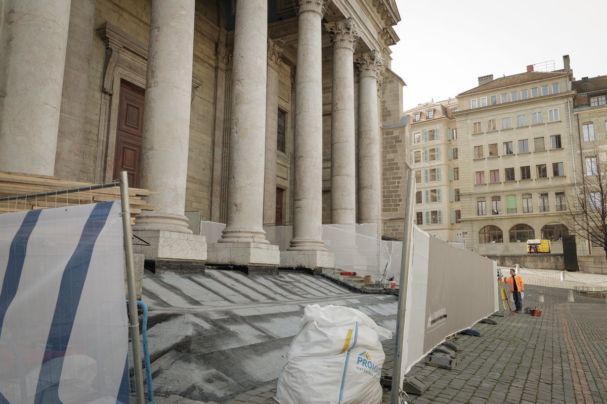 Genève, le 20 mars 2024.  Rénovation du parvis et des escaliers de la cathédrale Saint-Pierre.