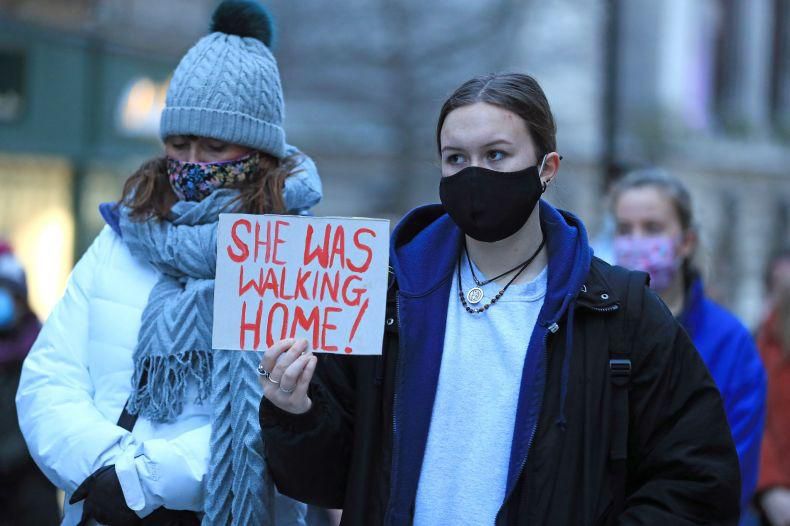 Le samedi 13 mars 2021, des milliers de femmes britanniques ont manifesté dans les rues anglaises, afin de dénoncer les violences faites aux femmes et souligner la peur que chacune d’entre nous a déjà ressentie, en rentrant seule, dans la pénombre.