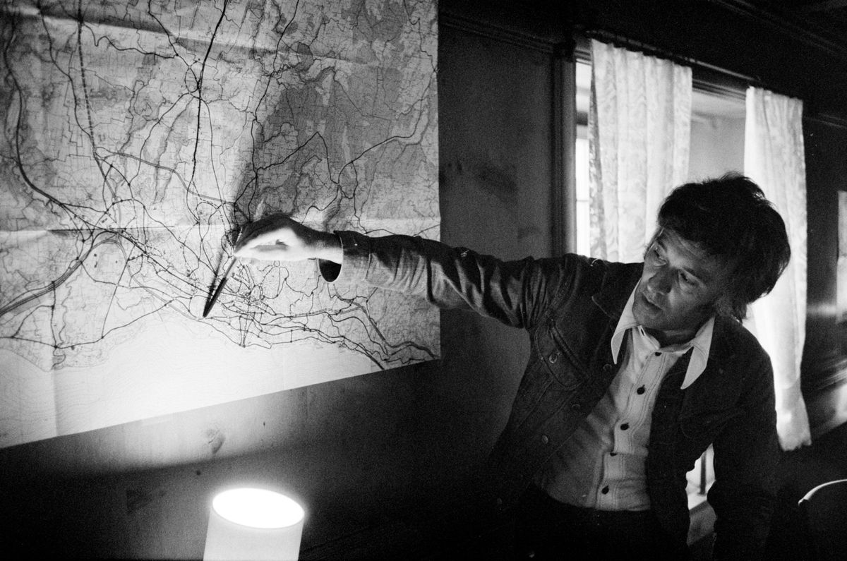 En octobre 1975, à Ouchy, l’écologiste Franz Weber montre une carte routière de Lausanne lors de sa lutte contre la bretelle de la Perraudettaz. (KEYSTONE/Str)