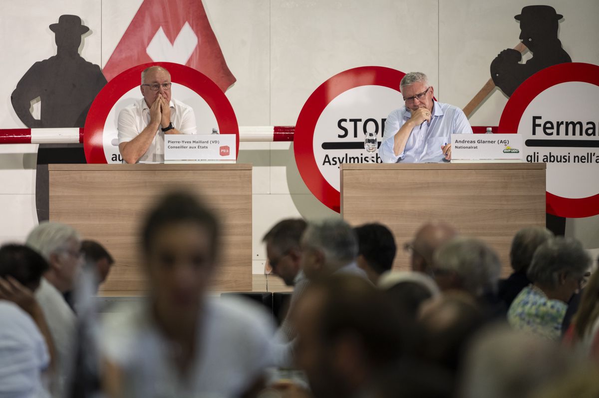 Andreas Glarner et Pierre-Yves Maillard écoutent les discours lors de l'assemblée des délégués de l'UDC Suisse à Leuk, samedi 17 août 2024.