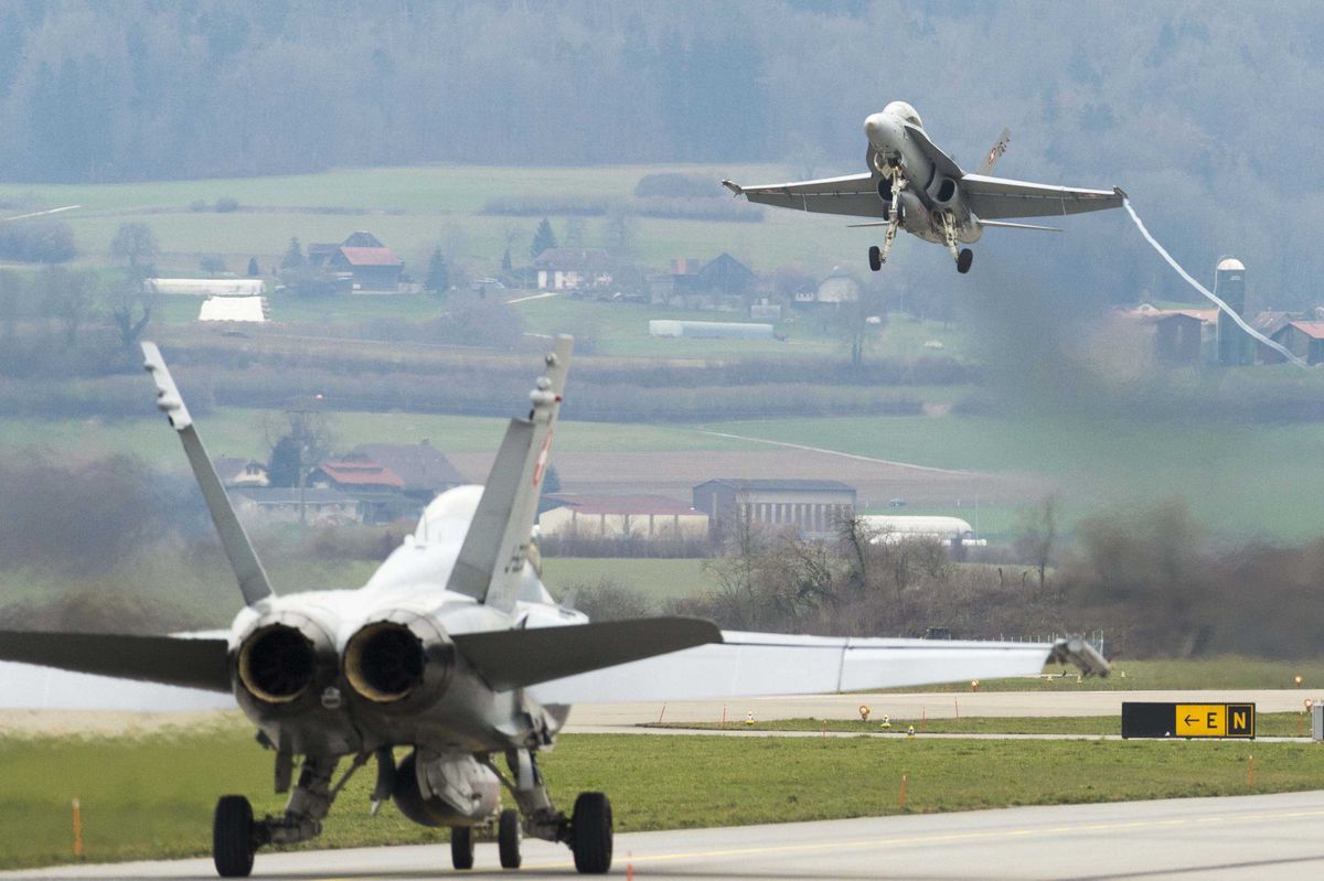 PAYERNE LE 15 FEVRIER 2016.Aérodrome militaire de Payerne , décollage d’avions hornet FA-18 (24 HEURES /Jean-Paul Guinnard)