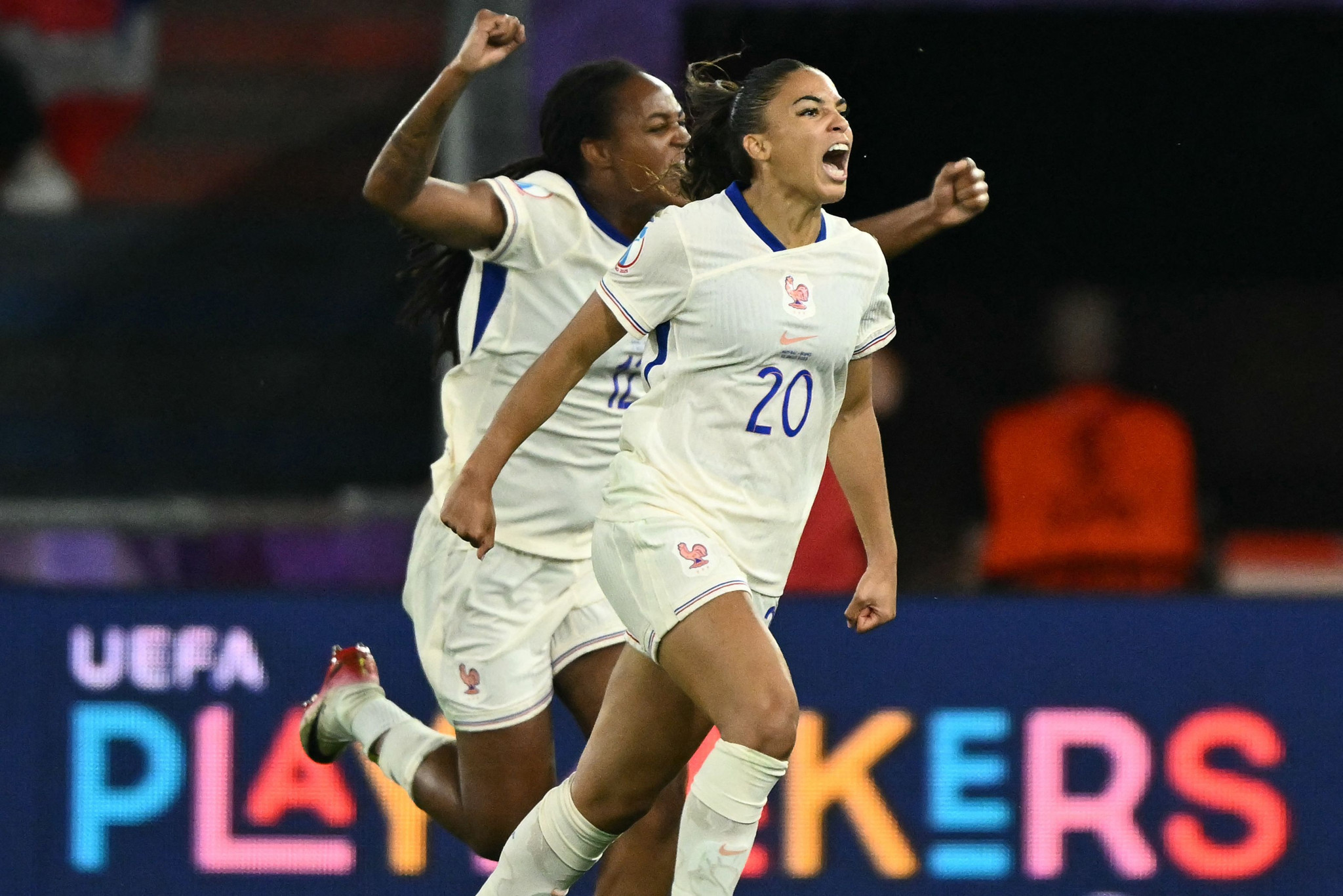 Lineth Beerensteyn der Niederlande und Elisa De Almeida aus Frankreich verfolgen den Ball während des UEFA Women’s EURO 2025 Spiels in Basel.