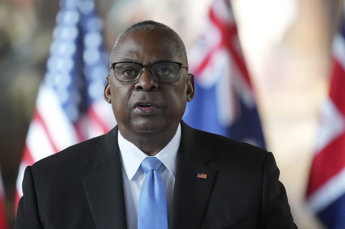 Le secrétaire américain à la Défense, Lloyd Austin, s'exprime au Old Royal Naval College lors de la réunion ministérielle de la défense AUKUS à Londres, le 26 septembre 2024.