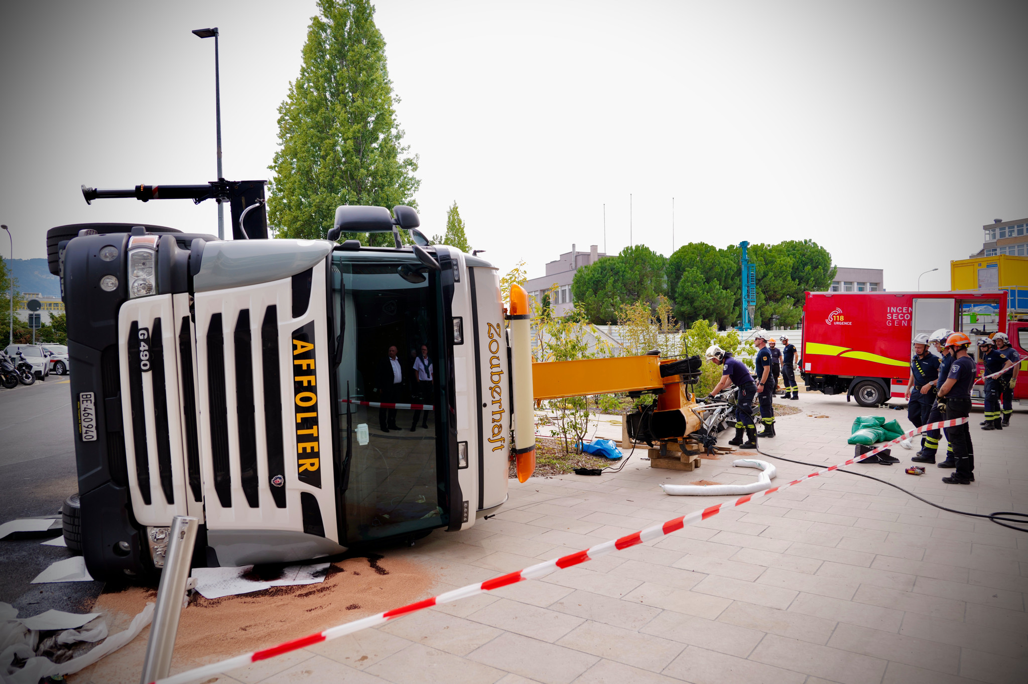 Incident à Genève: Une délicate opération de secours pour relever un transporteur de baies vitrées