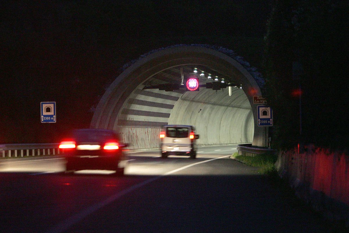 Morat, 16 octobre  2006, autoroute A1. Entrée du tunnel des Vignes entre Avenches et Morat, direction Morat. Nouveaux radars dans ces tunnels. © Thierry Grobet