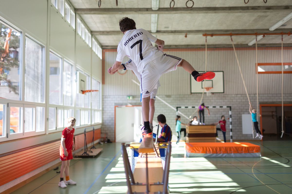 Les cours de gym pourront avoir lieu durant les heures dites «marginales», soit avant et après les horaires «normaux», entre midi et 13 h 30 environ, et entre 16 h et 17 h.