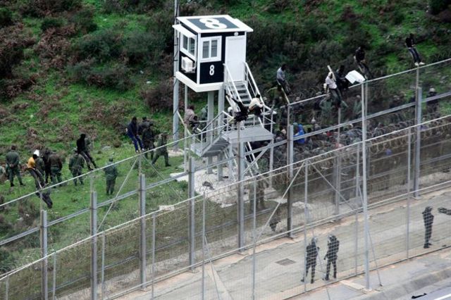 Un policier a été blessé.