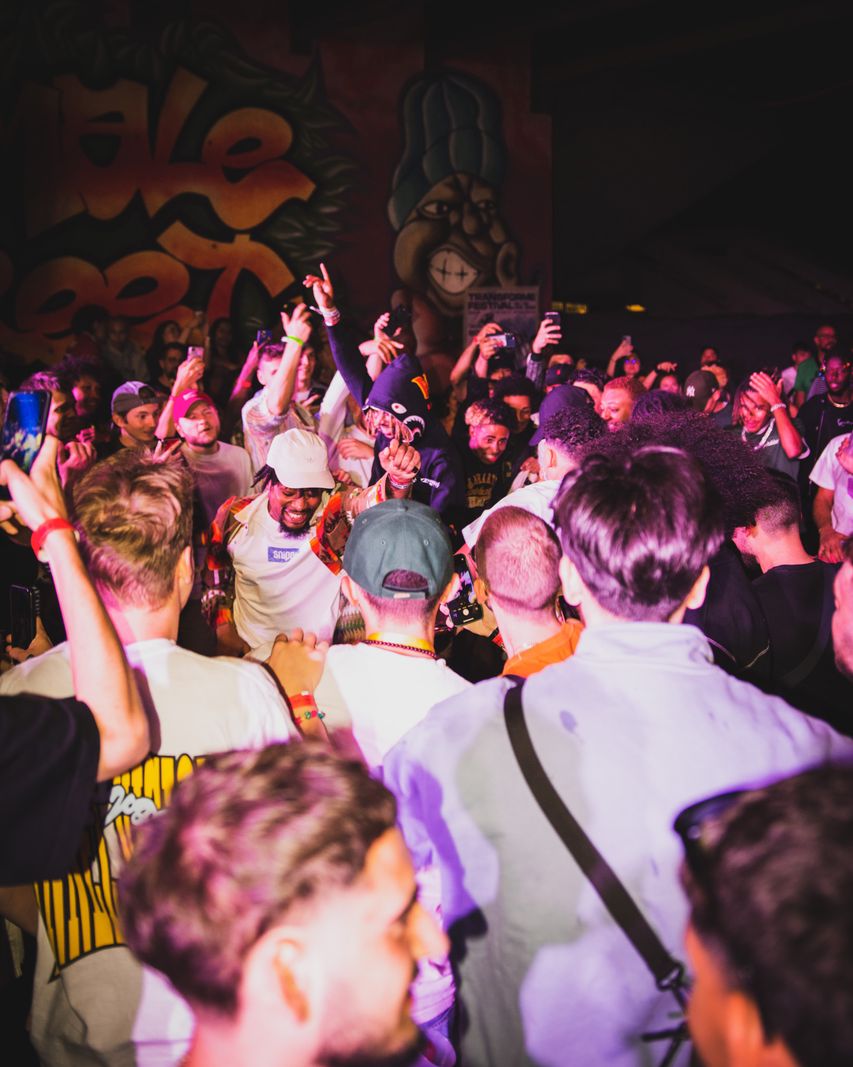 Ambiance devant la scène du festival Transforme au Centre de formation professionnelle Ternier.
