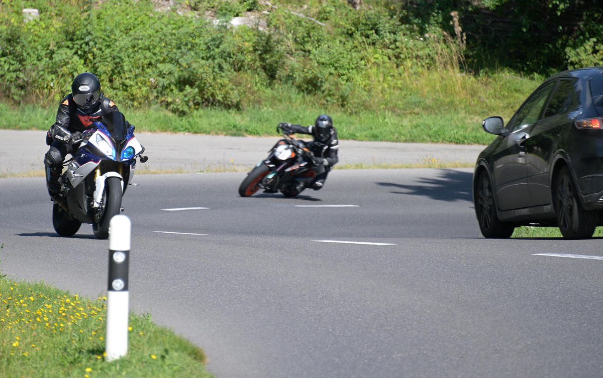 La sortie du confinement coïncide avec une hausse de 20% des nouveaux permis et de 17% des nouvelles immatriculations. Sur les routes des cols de la Vallée, qui viennent d’être refaits, les riverains n’en peuvent plus. Ce dimanche 12 septembre 2021. (24 Heures/Christian Brun) 