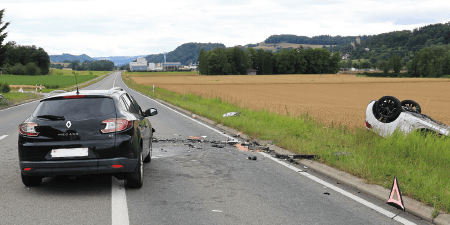 Deux automobilistes se heurtent frontalement