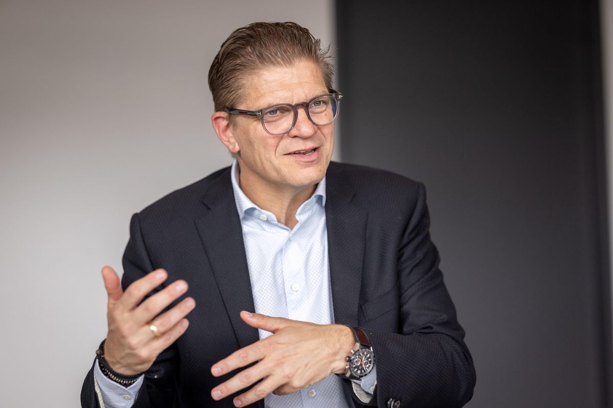 Bjorn Sibbern, Global Head Exchange von SIX, bei einem Gespräch in einem Büro an der Förrlibuckstrasse 110 in Zürich, aufgenommen von Patrick Gutenberg.